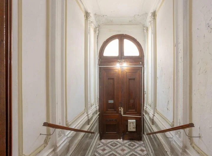Venta dpto 6 amb. 2 piso por escalera San Nicolas. 2