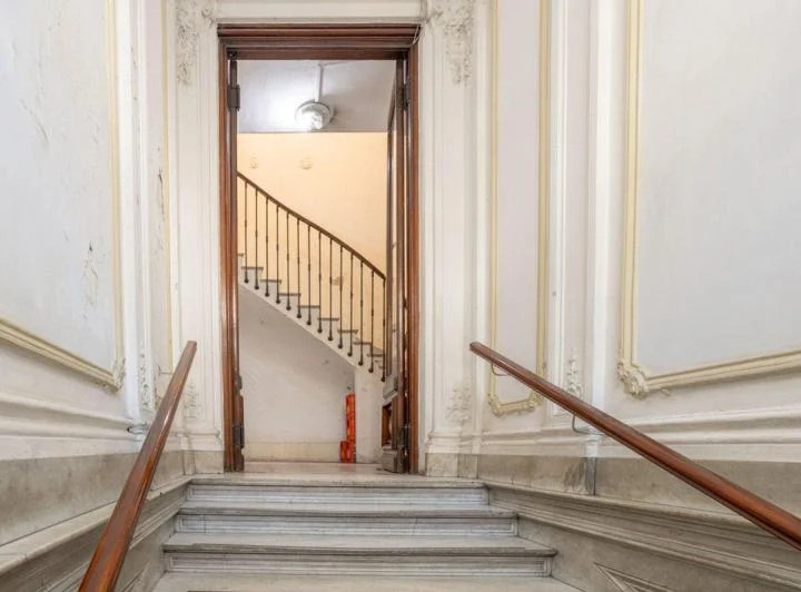 Venta dpto 6 amb. 2 piso por escalera San Nicolas. 1