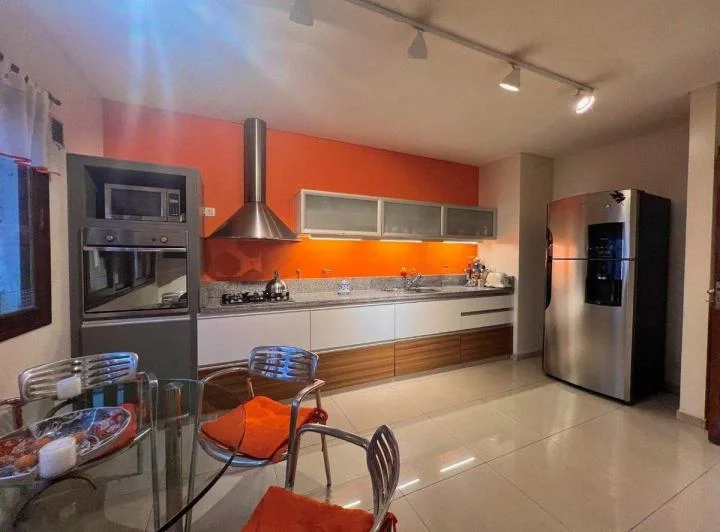 CASA TRIPLEX 7 AMB C/JARDIN (LOTE PROPIO) EN BOEDO 4