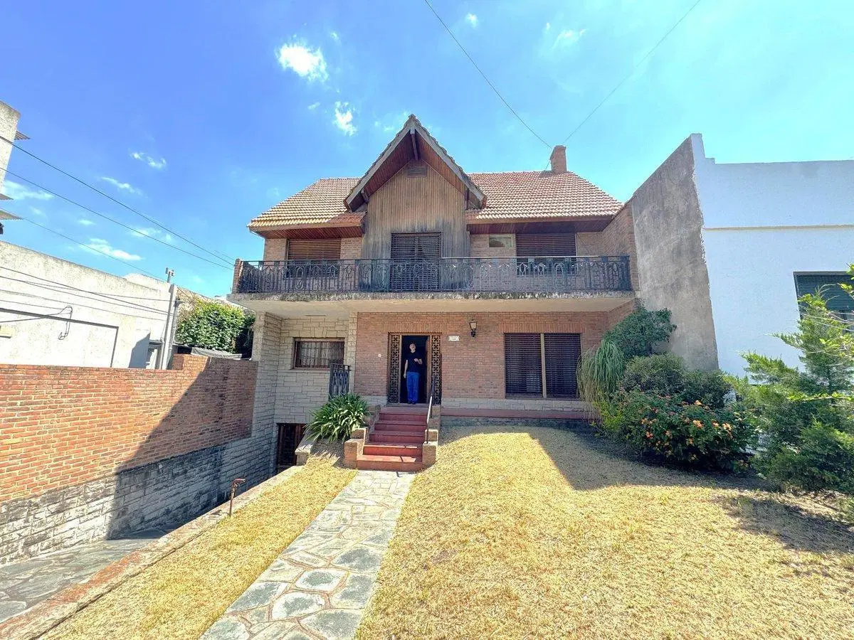 CASA 7 AMBIENTES VENTA ADROGUE JARDIN Y PILETA 5