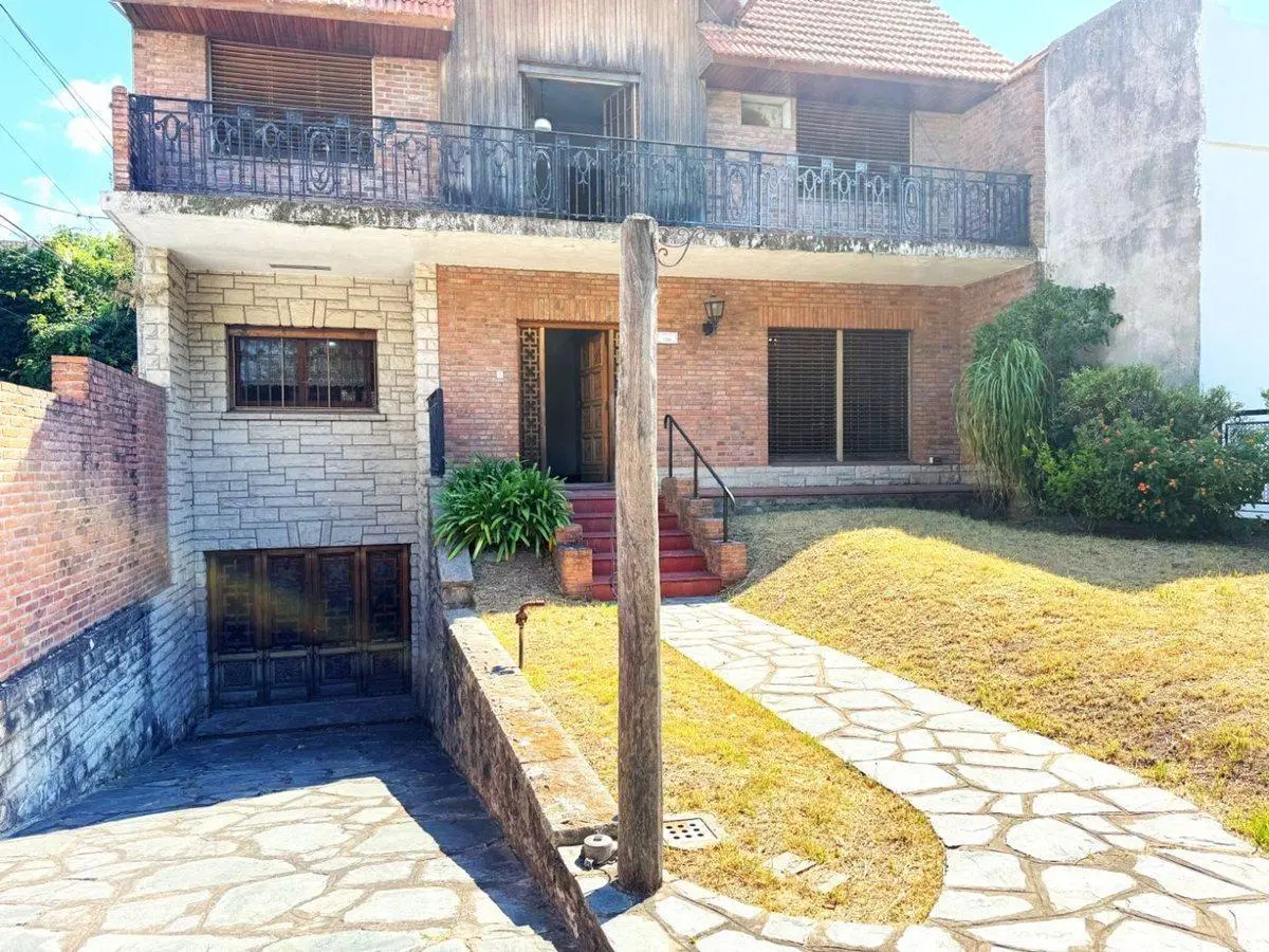 CASA 7 AMBIENTES VENTA ADROGUE JARDIN Y PILETA 2