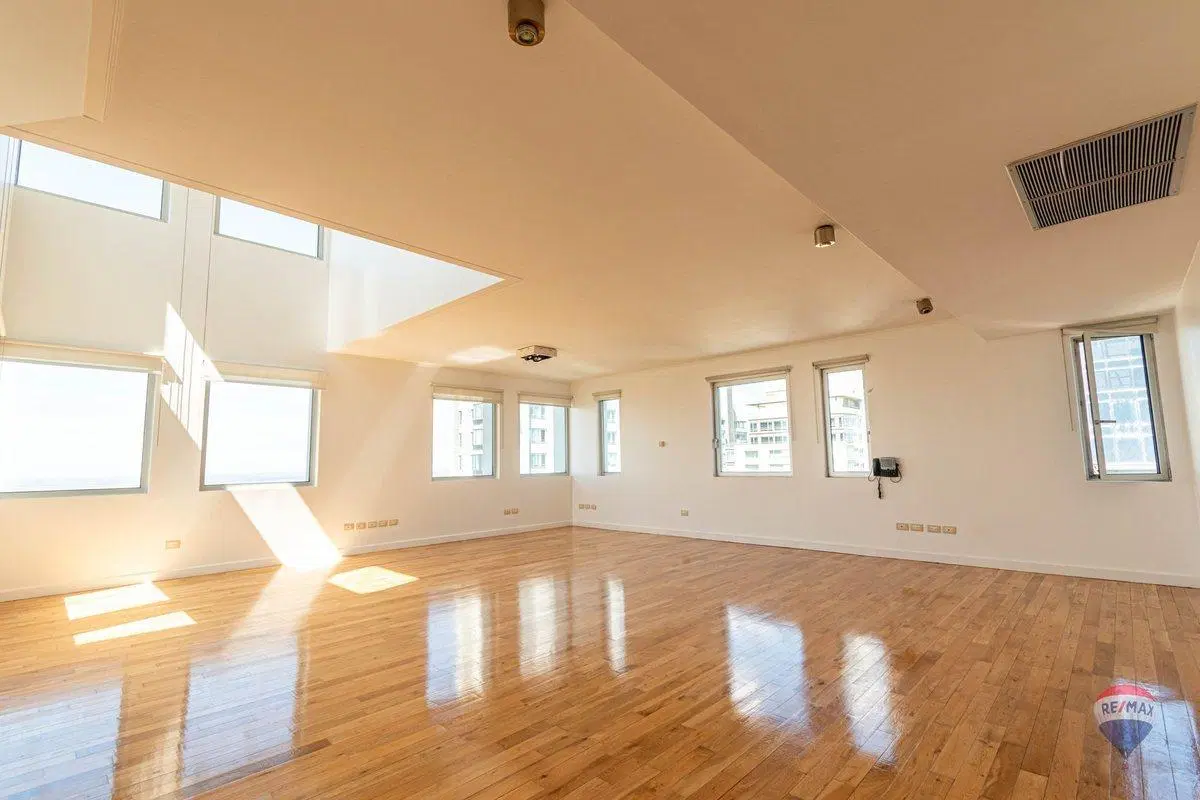 VENTA DEPTO.  DÚPLEX  4 AMB 2 COCHERAS PTO. MADERO 5