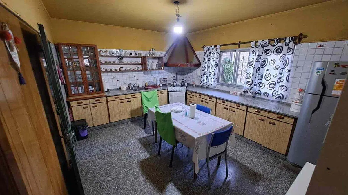 VENTA CASA EN ESQUINA CON GALPON. 2