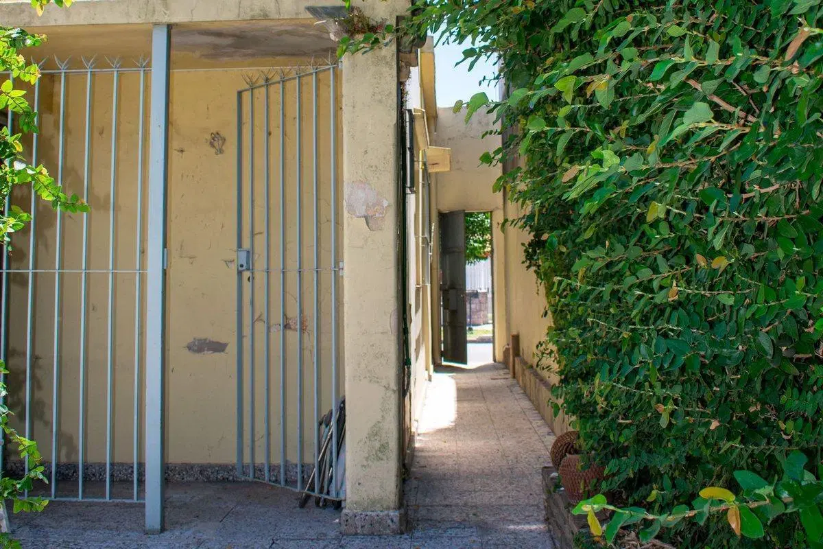 VENTA CASA BERNAL OESTE AMPLIO LOTE QUILMES 2