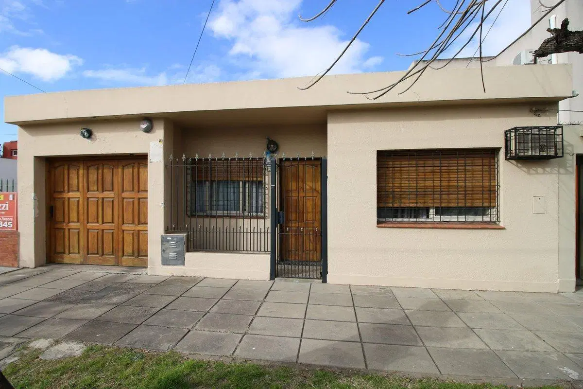 VENTA CASA 3 AMBIENTES, PATIO, PARRILLA, COCHERA 2