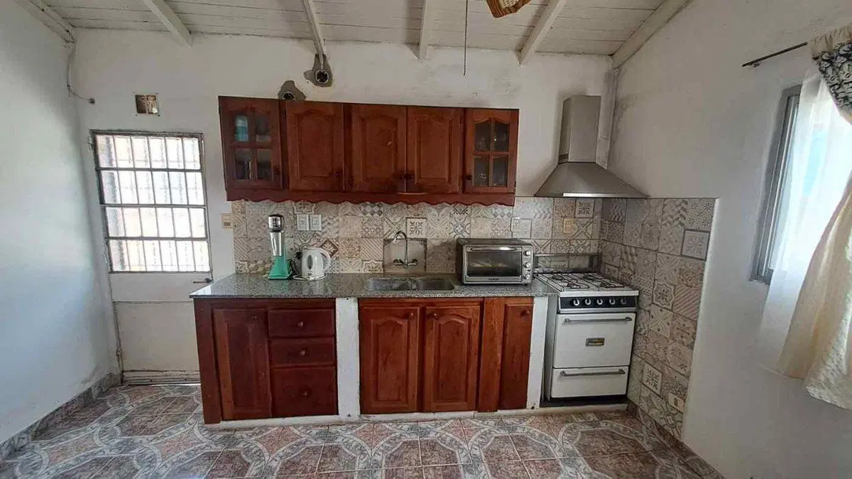 VENTA CASA 3 AMBIENTES, AMPLIO JARDIN, COCHERA 2