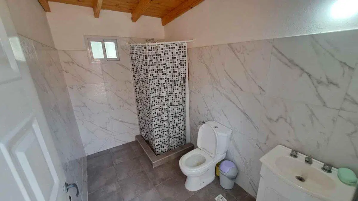 VENTA CASA 3 AMBIENTES, AMPLIO JARDIN, COCHERA 5