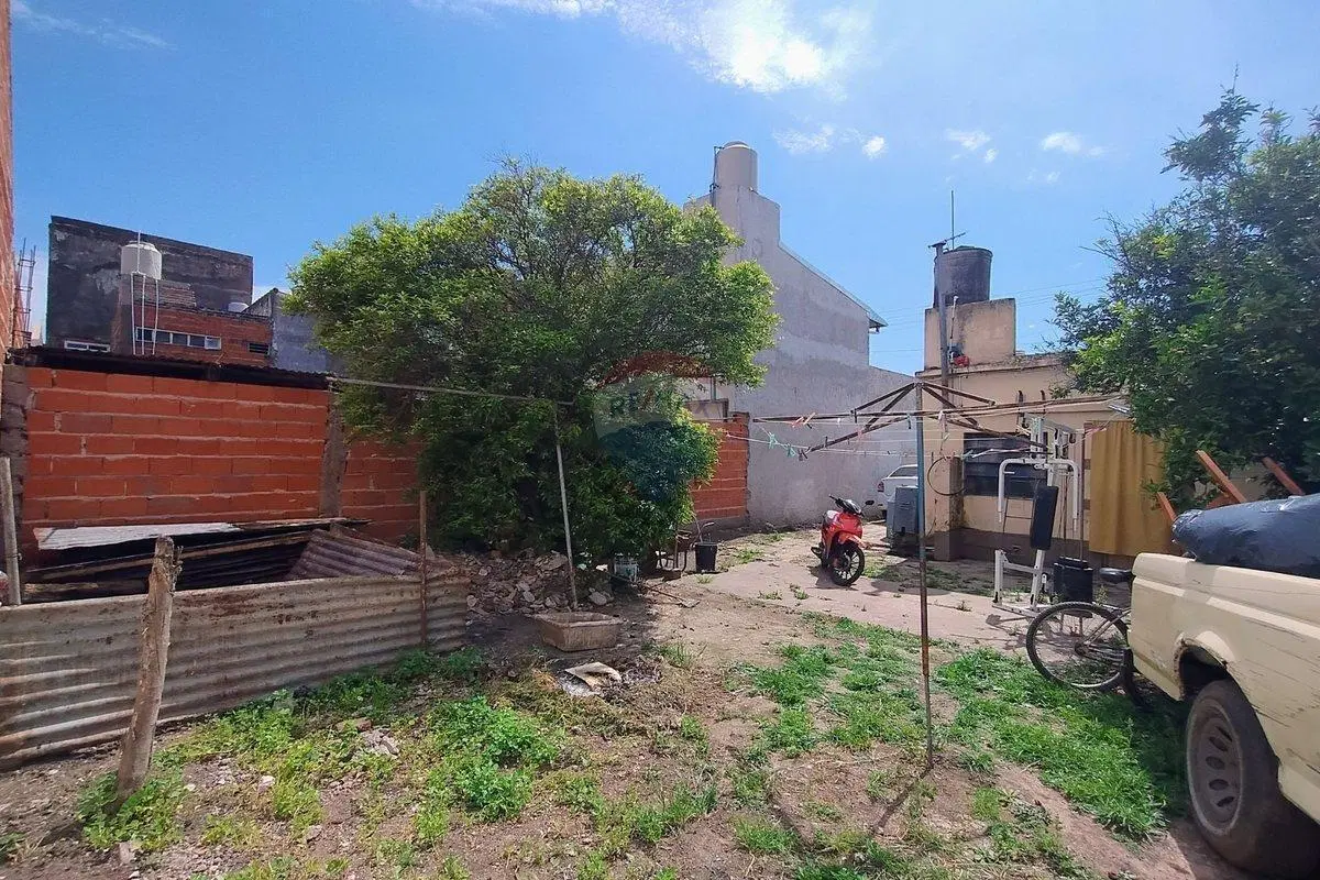 VENTA LOTE C/ CASA 3 AMB SOLANO C/ PATIO Y COCHERA 3