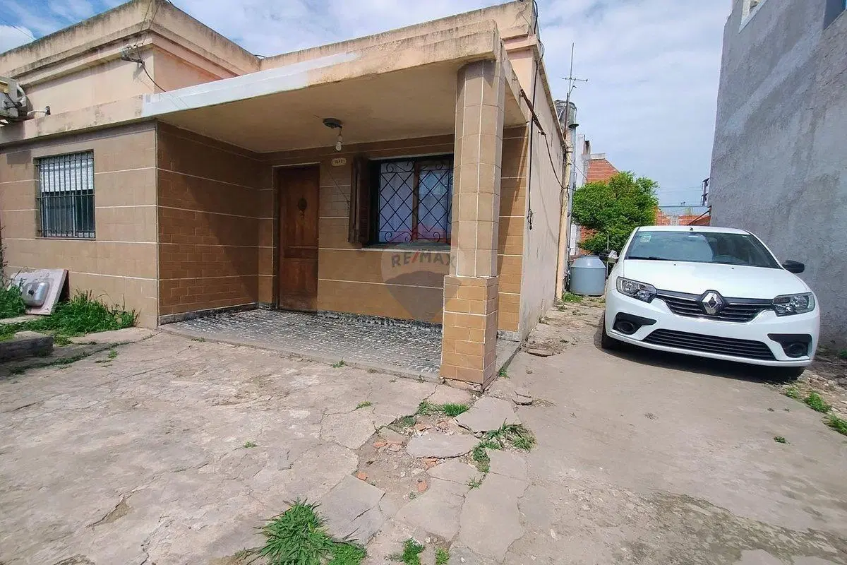 VENTA LOTE C/ CASA 3 AMB SOLANO C/ PATIO Y COCHERA 4