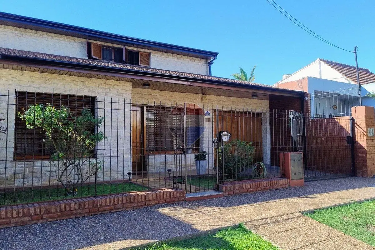 Venta casa en Quilmes quincho, playroom 2 cocheras 4
