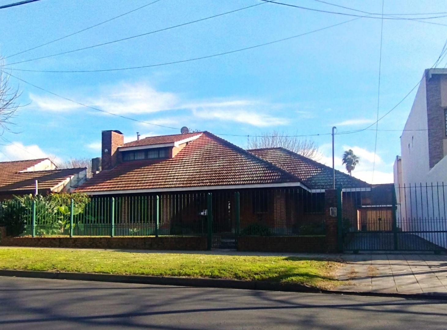 CASA EN VENTA 6 AMBIENTES JOSE MARMOL GRAN TERRENO