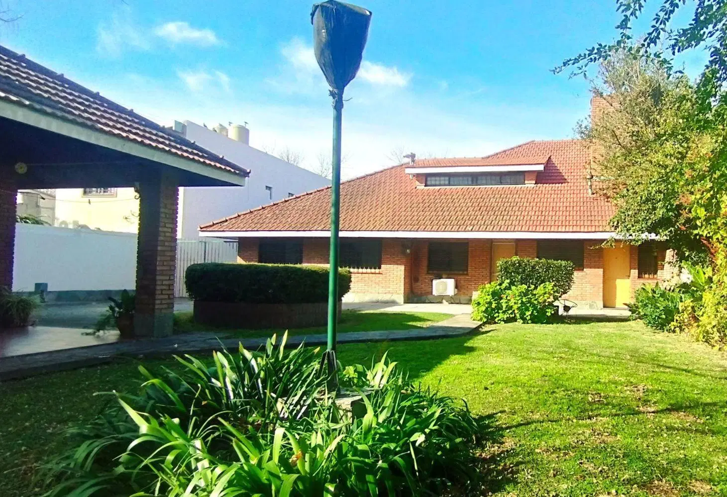 CASA EN VENTA 6 AMBIENTES JOSE MARMOL GRAN TERRENO 4