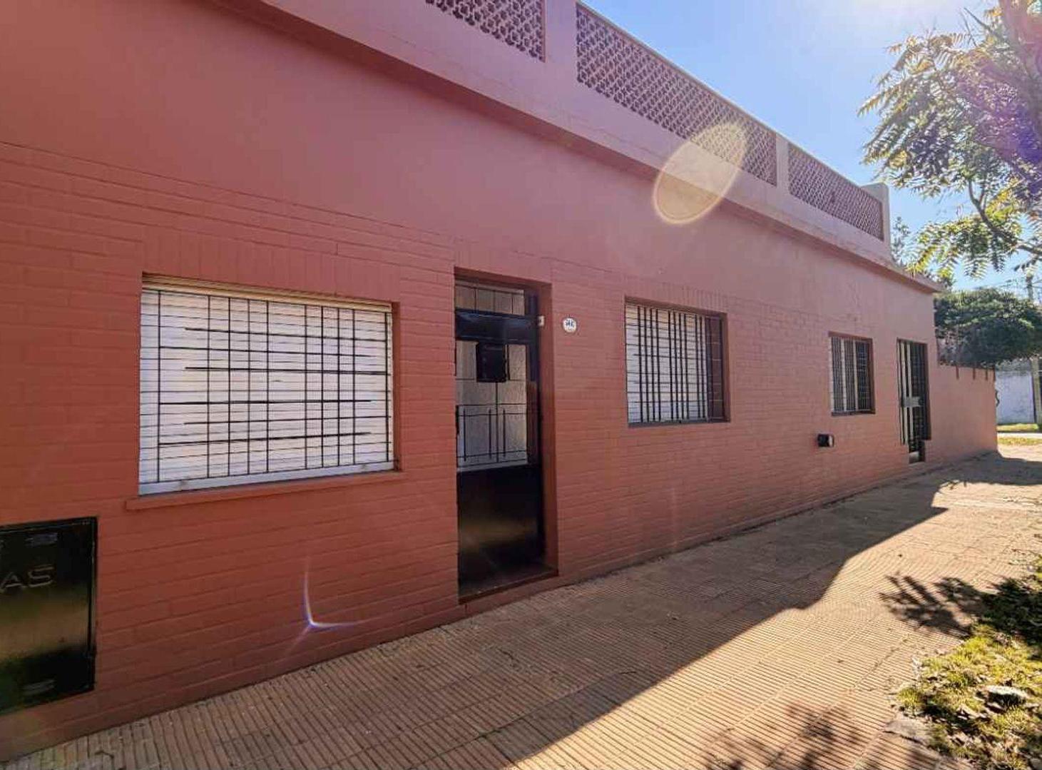 CASA 3 AMBIENTES PARQUE PARRILLA COCHERA