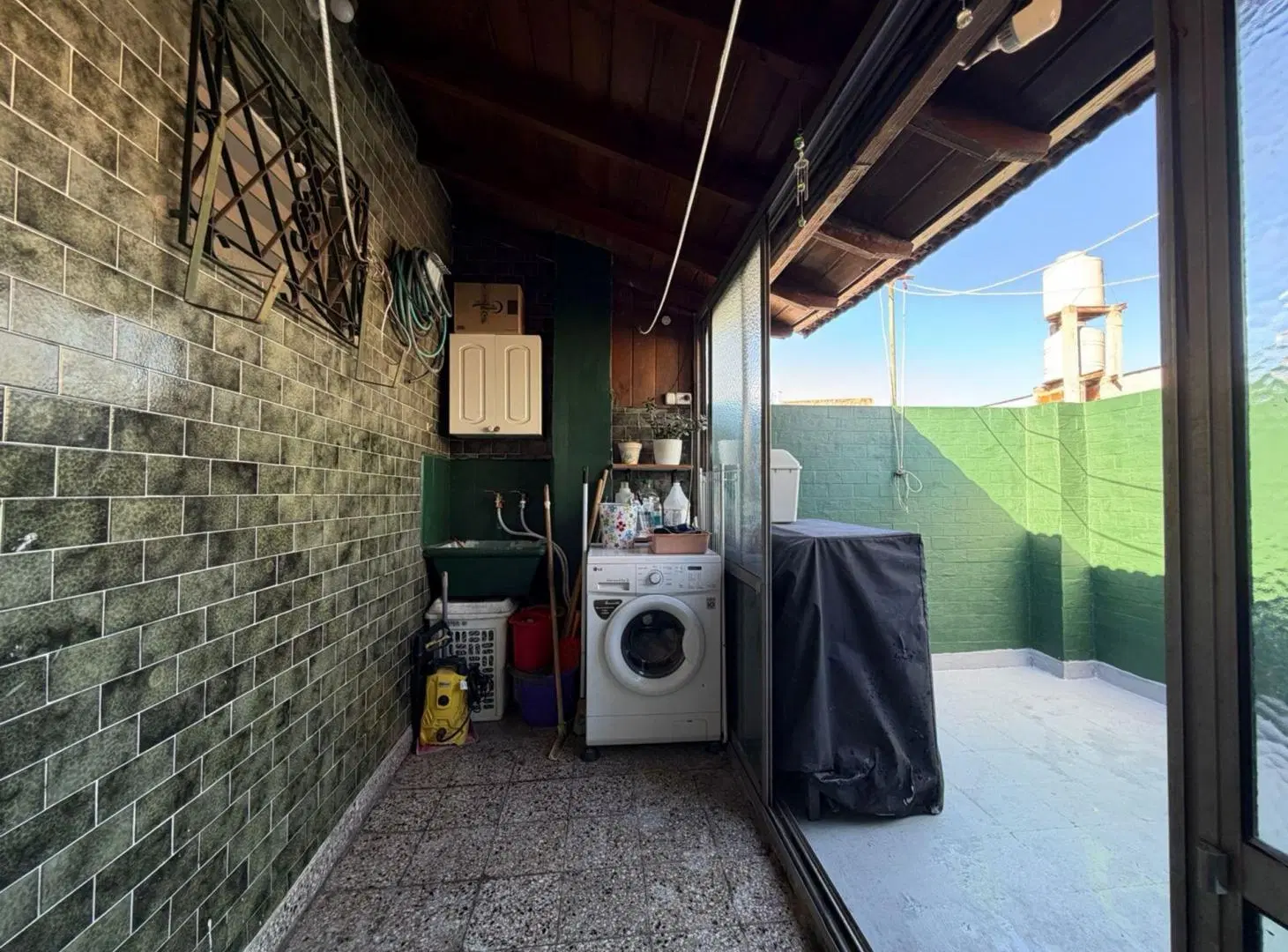 VENTA PH 2 AMB. S/EXPENSAS. C/PATIO.LINIERS 2