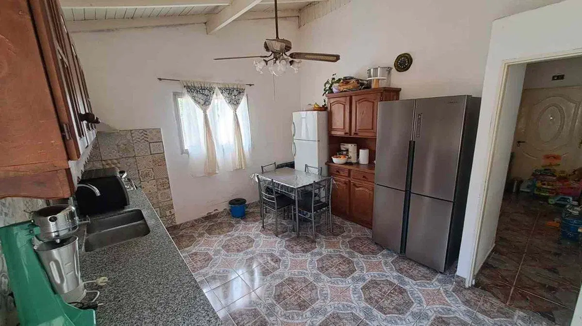VENTA CASA 3 AMBIENTES, AMPLIO JARDIN, COCHERA 4