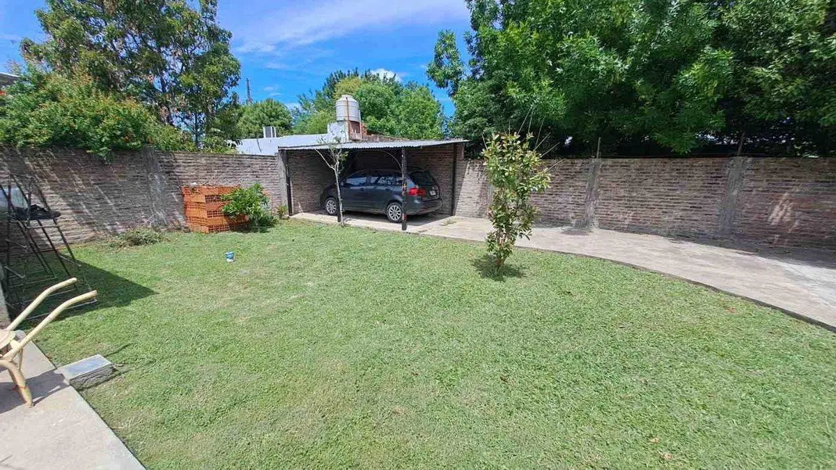 VENTA CASA 3 AMBIENTES, AMPLIO JARDIN, COCHERA 2