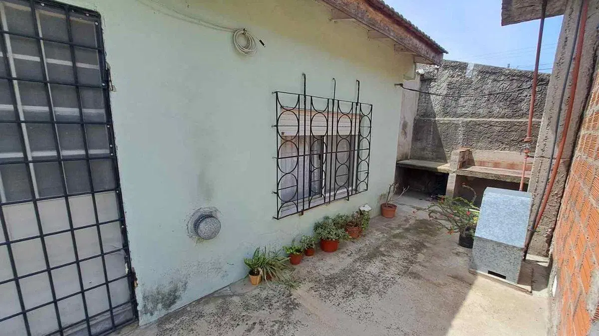 VENTA CASA 3 AMBIENTES, AMPLIO JARDIN, COCHERA 5
