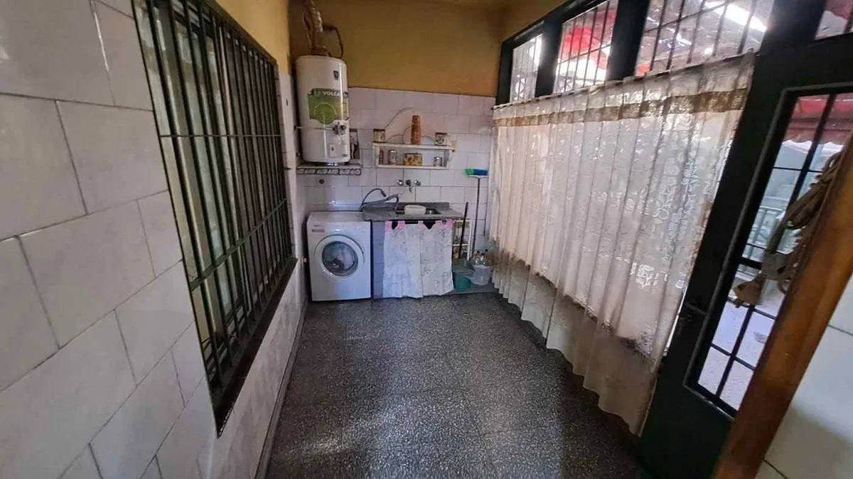 VENTA CASA EN ESQUINA CON GALPON. 4