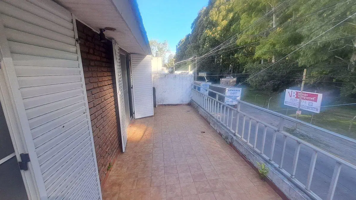 VENTA AMPLIO LOCAL Y DEPARTAMENTO CON BALCON 4