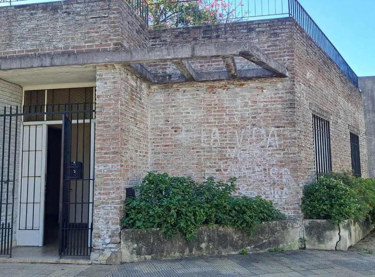 VENTA CASA CON TERRAZA Y COCHERA LANUS OESTE 8