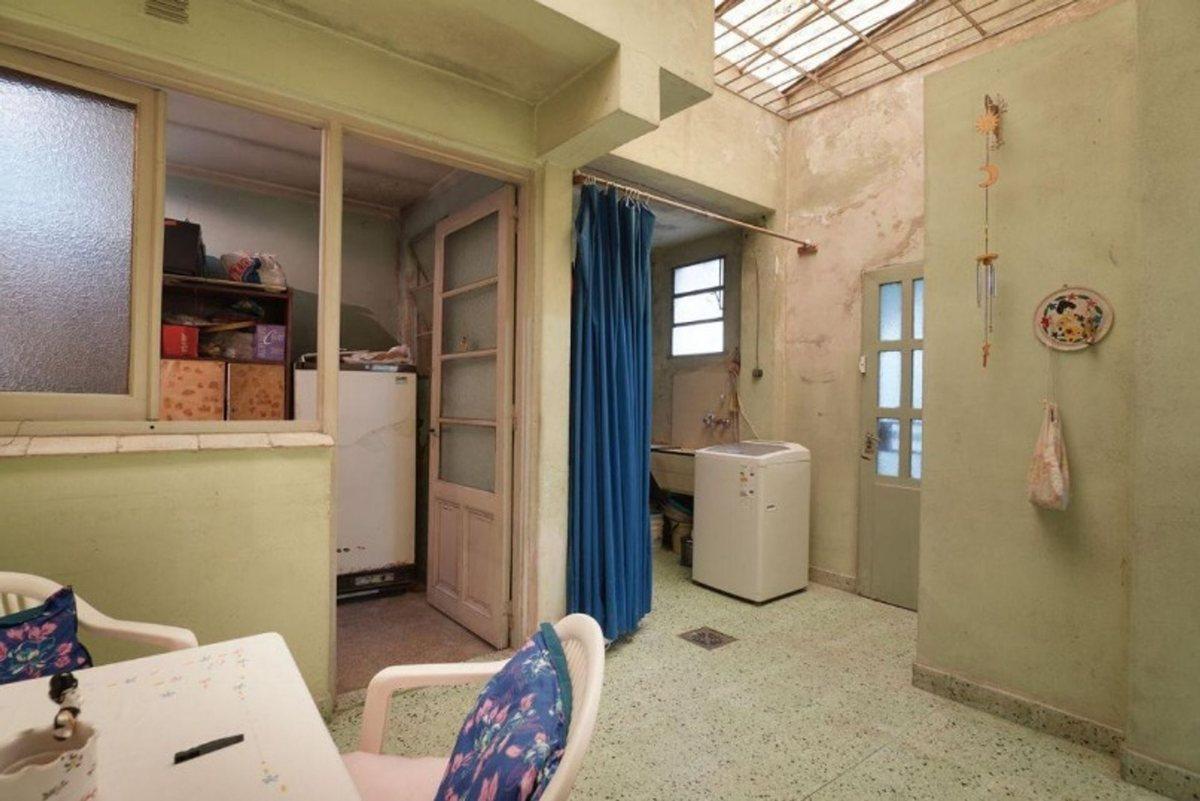 Foto de Venta casa 7 amb. a refaccionar Parque Chacabuco, imagen 3
