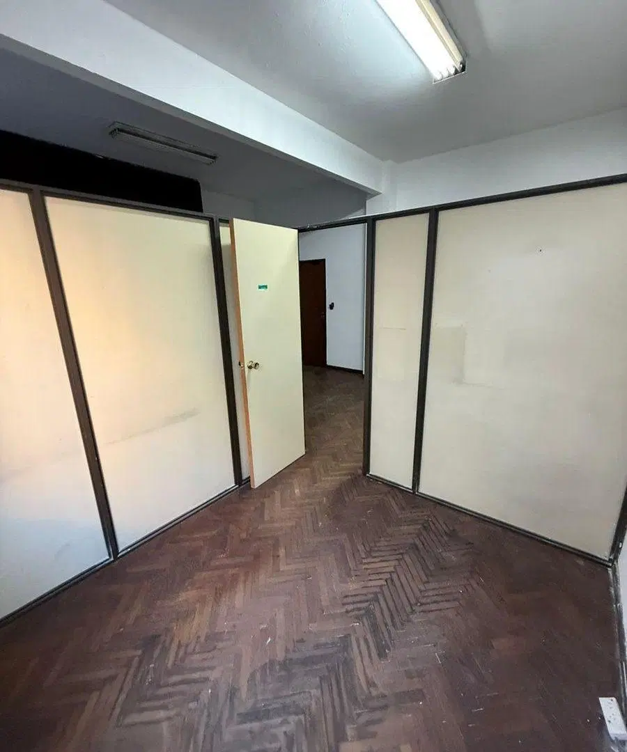 OFICINA AMPLIA EN VENTA DIAGONAL SUR 700 5
