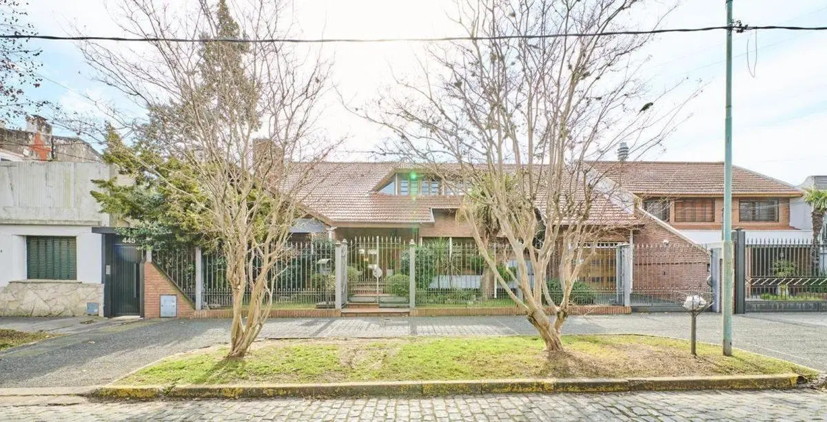 VENTA CASA 5 AMBIENTES PILETA JARDIN QUINCHO BANF 3