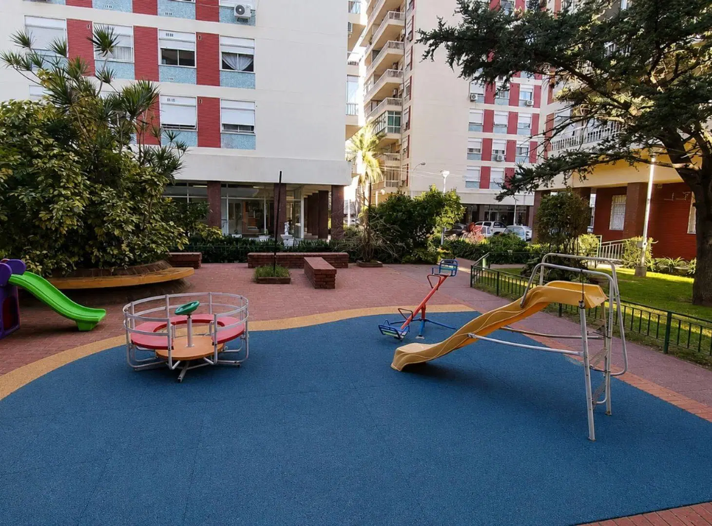 Depto 4 amb con balcón cochera y SUM y seguridad 3