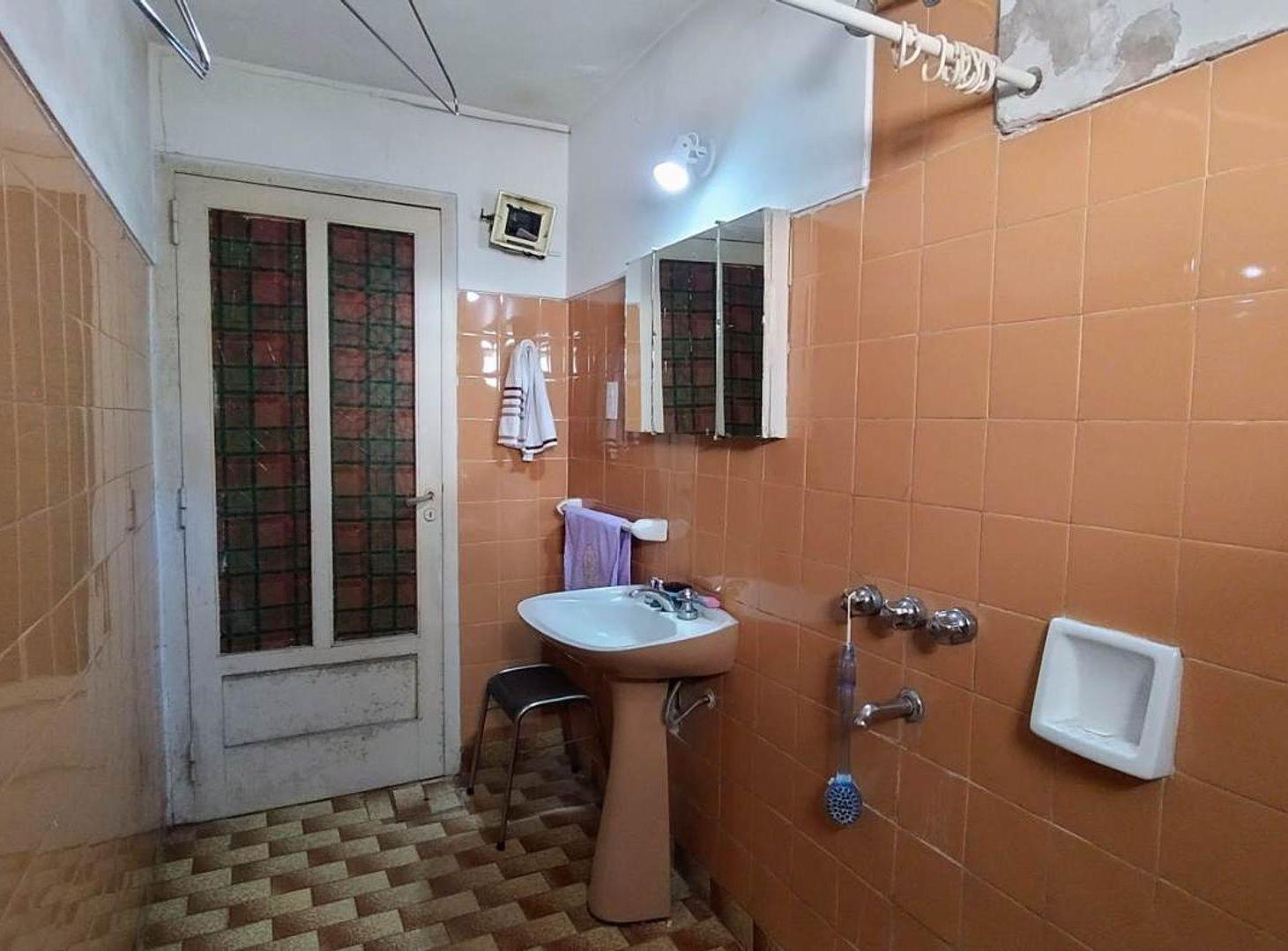Foto de CASA 5 AMB C/COCHERA JARDIN Y QUINCHO BERNAL ESTE, imagen 4