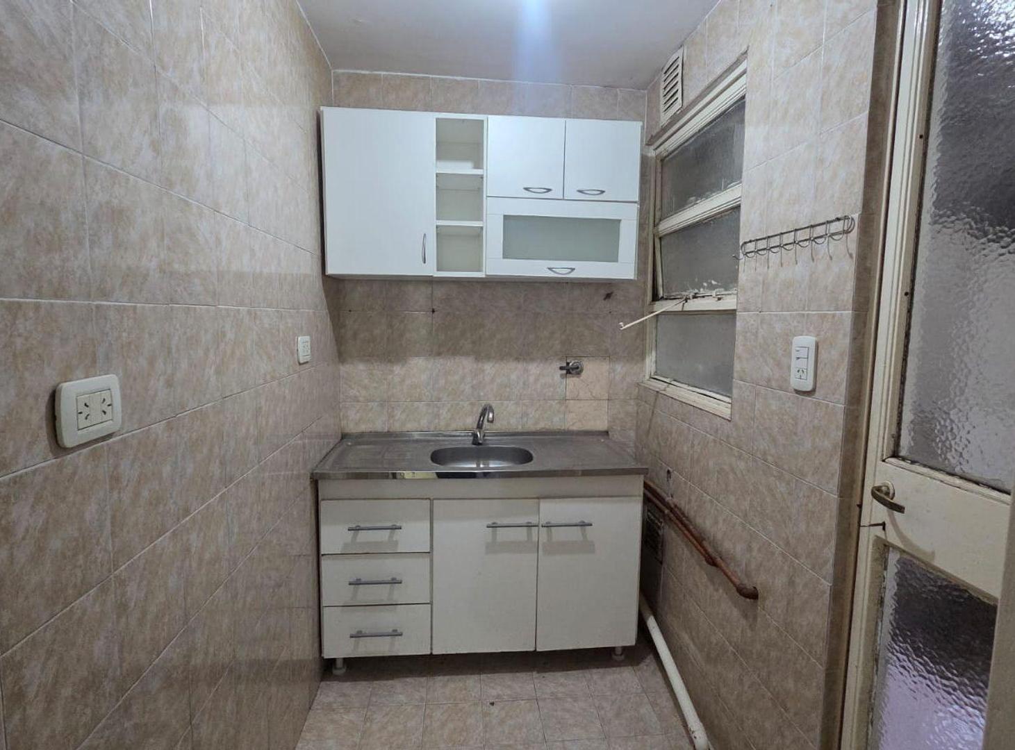 Foto de VENTA DEPARTAMENTO TRES AMBIENTES Y PATIO BELGRANO, imagen 5