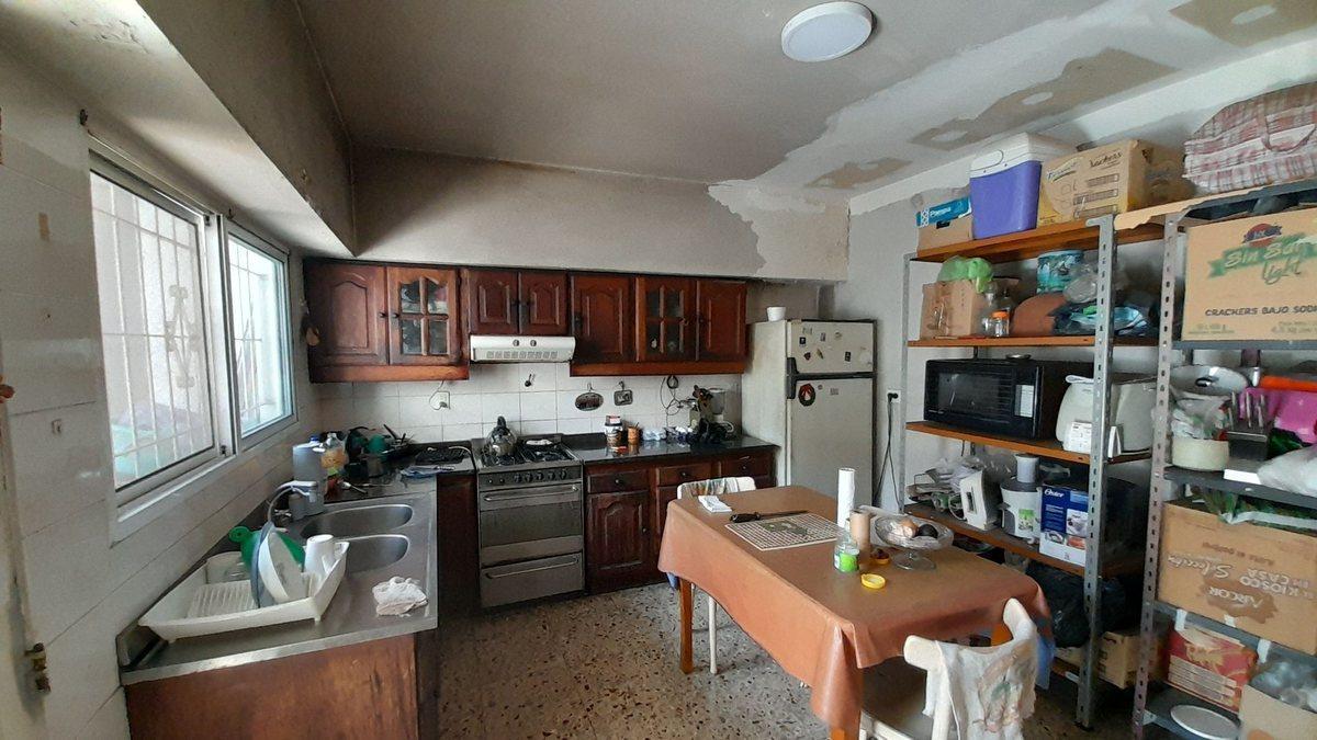 Foto de VENTA DE CASA 5 AMBIENTES LANUS CENTRO CON COCHERA, imagen 1
