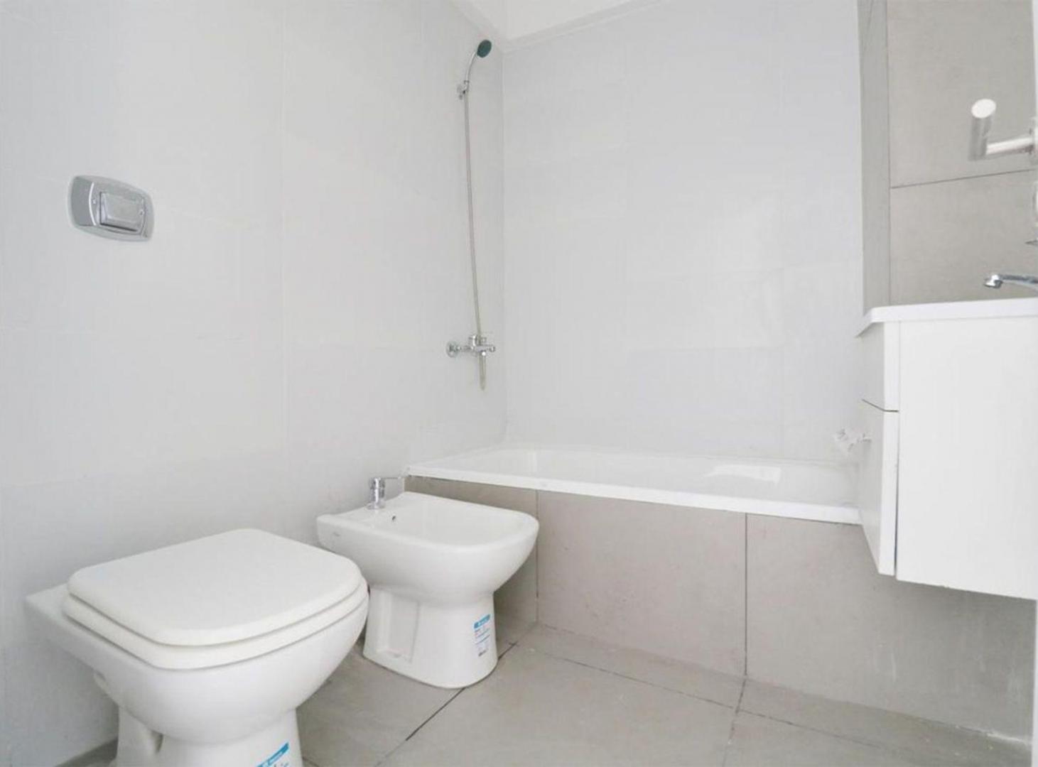 Foto de VENTA 5 AMBIENTES CON DEPENDENCIA ESTRENAR FLORES, imagen 3