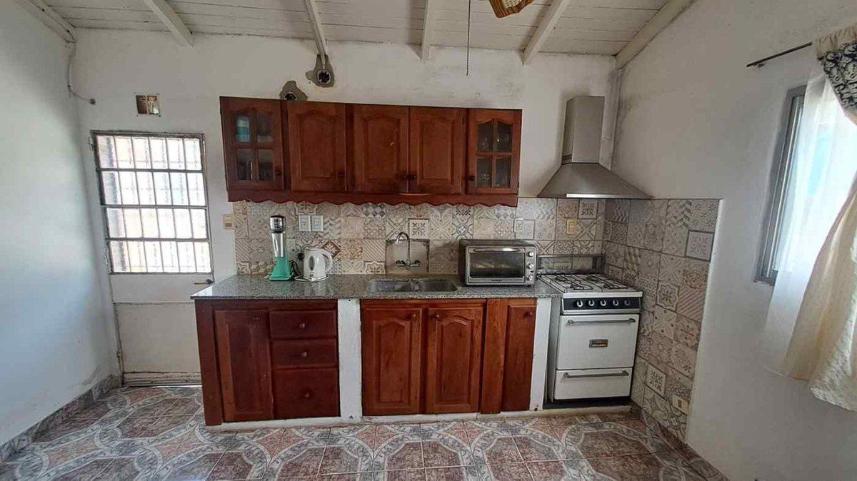 Foto de VENTA CASA 3 AMBIENTES, AMPLIO JARDIN, COCHERA, imagen 2