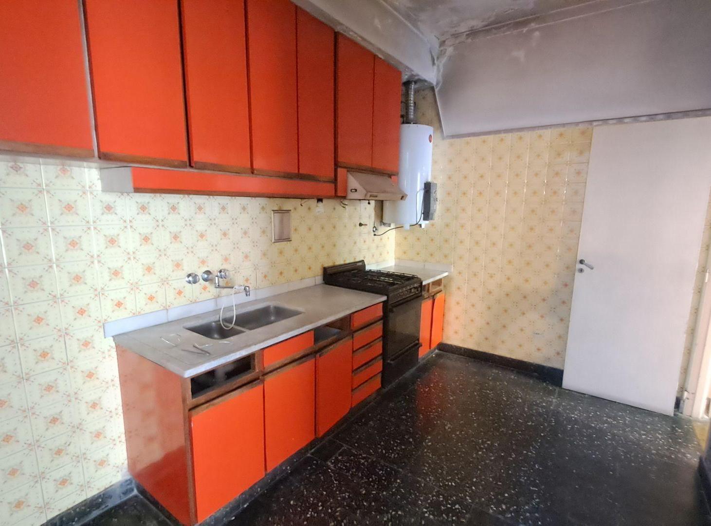 Foto de VENTA CASA CON TERRAZA Y COCHERA LANUS OESTE, imagen 3
