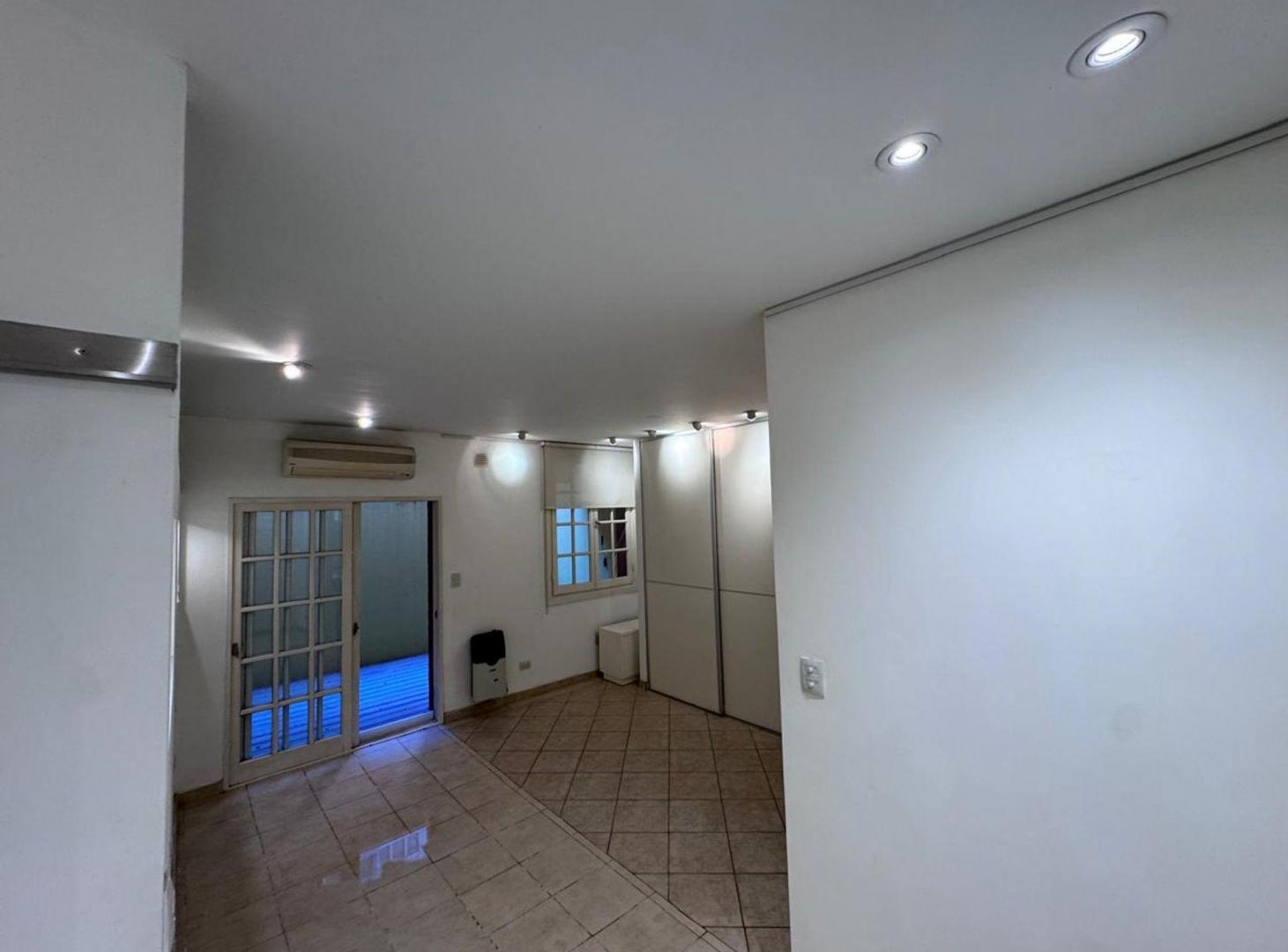 Foto de Alquiler monoambiente con patio. Muy bajas expensa, imagen 2