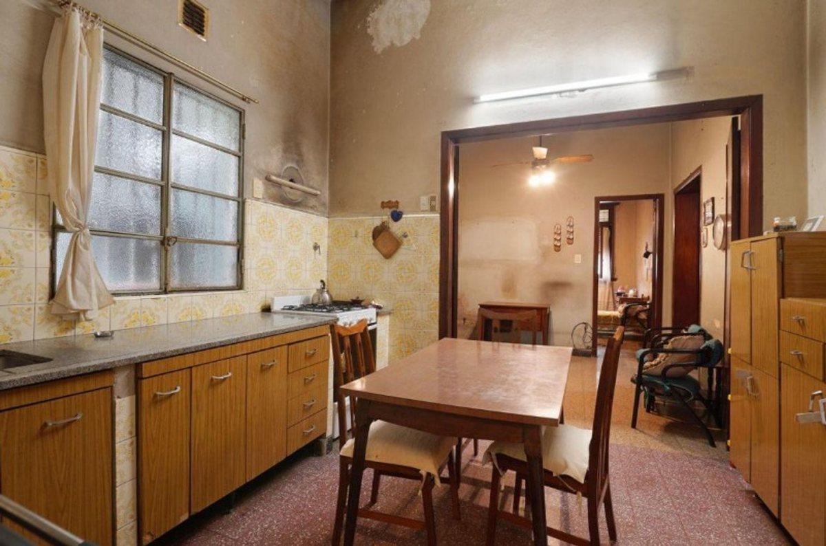 Foto de Venta casa 7 amb. a refaccionar Parque Chacabuco, imagen 1