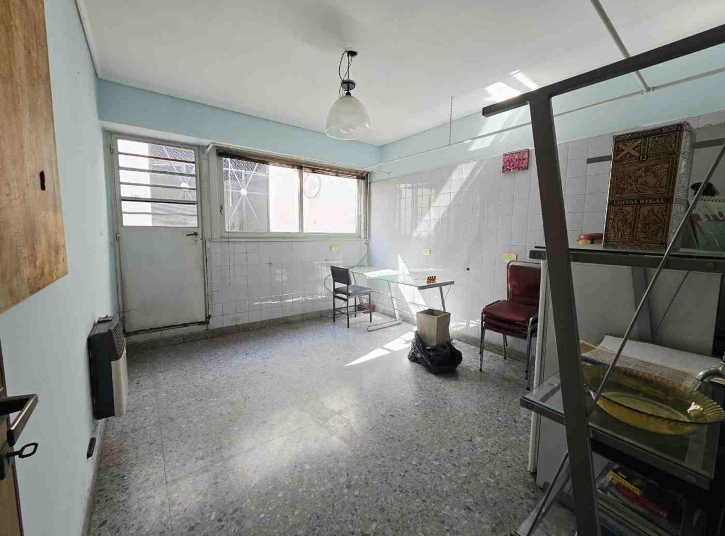 Foto de OFICINA/DPTO 4 AMB 2 PATIOS REFACCIONAR AVELLANEDA, imagen 3