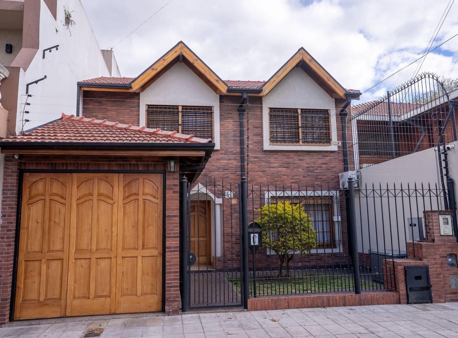 Foto de CASA BANFIELD 5 AMBIENTES QUINCHO PILETA JARDIN, imagen 1