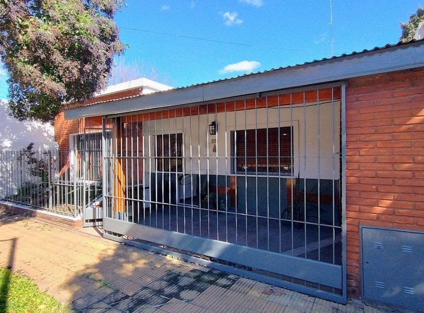 Foto de CASA 4 AMB APTO CREDITO COCHERA Y JARDIN QUILMES, imagen 1
