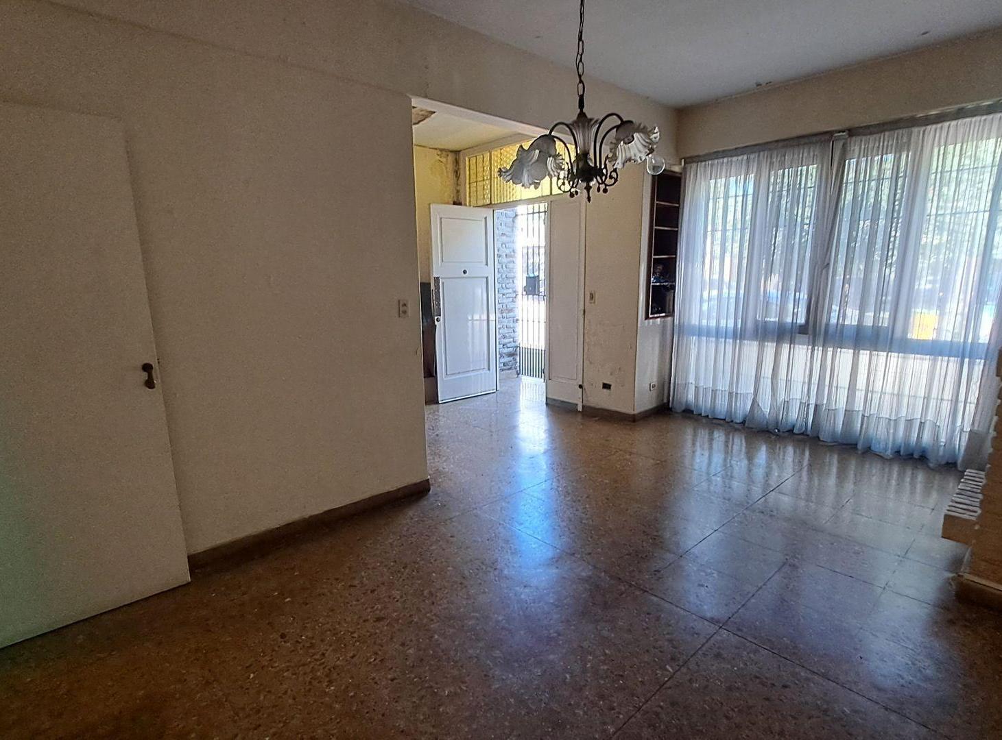 Foto de VENTA CASA CON TERRAZA Y COCHERA LANUS OESTE, imagen 2