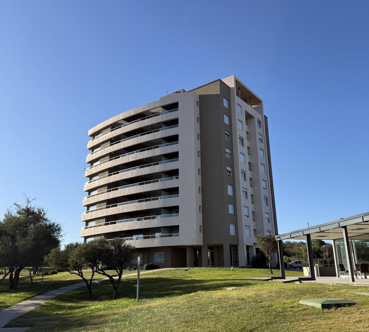 Departamento en alquiler en Milenica IV con 3 dormitorios y 3 baños.