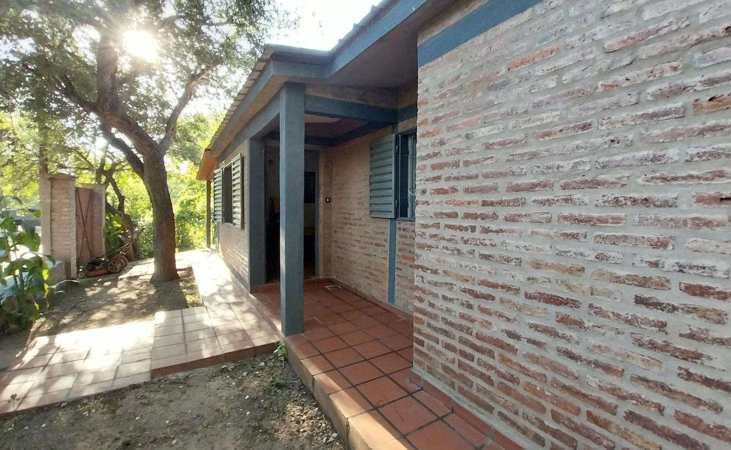 Venta casa   lote con dos cocheras en Estancia Vieja cerca de la ruta.