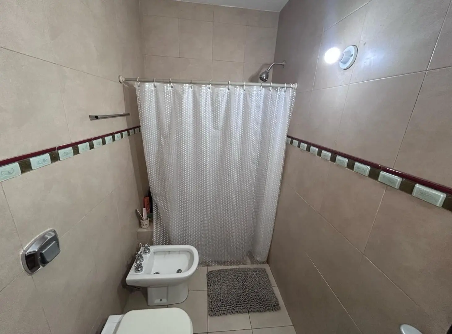 Casa - Cordoba Capital de 4 habitación y cochera para 3 autos, 2