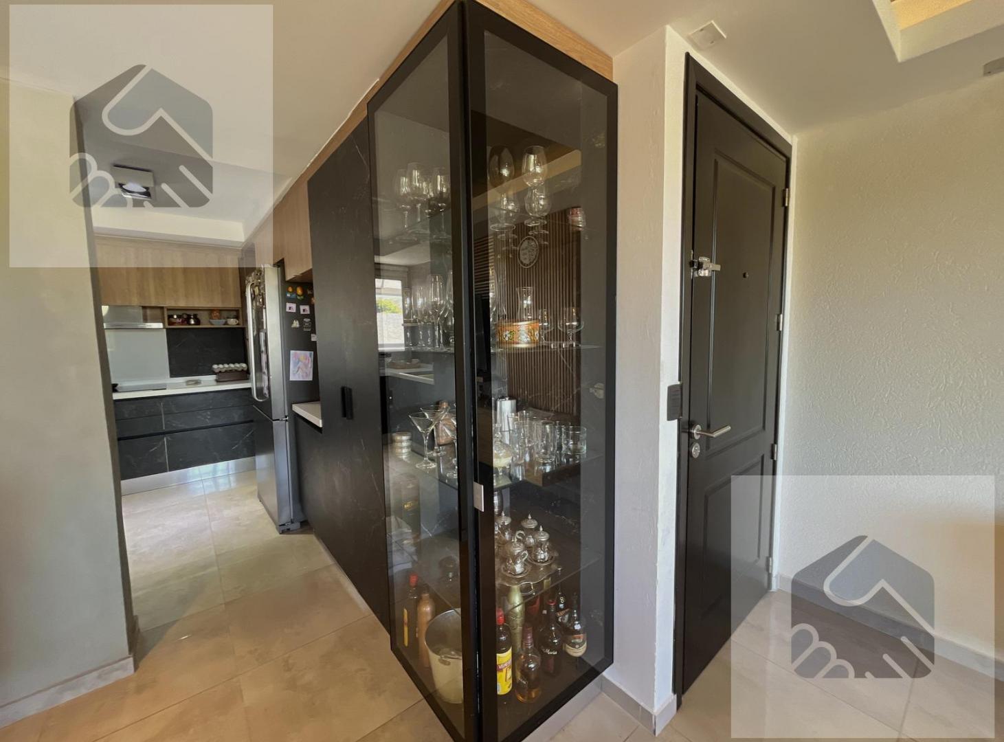 Foto de Departamento de categoría ubicado sobre costanera con vista al lago, imagen 4