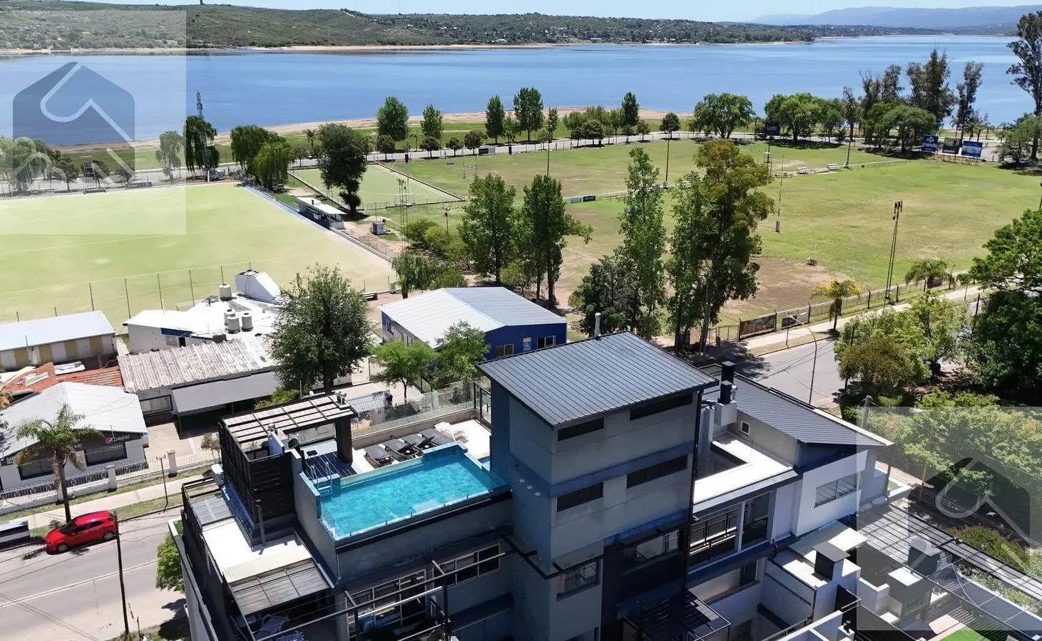 Departamento de categoría ubicado sobre costanera con vista al lago 3