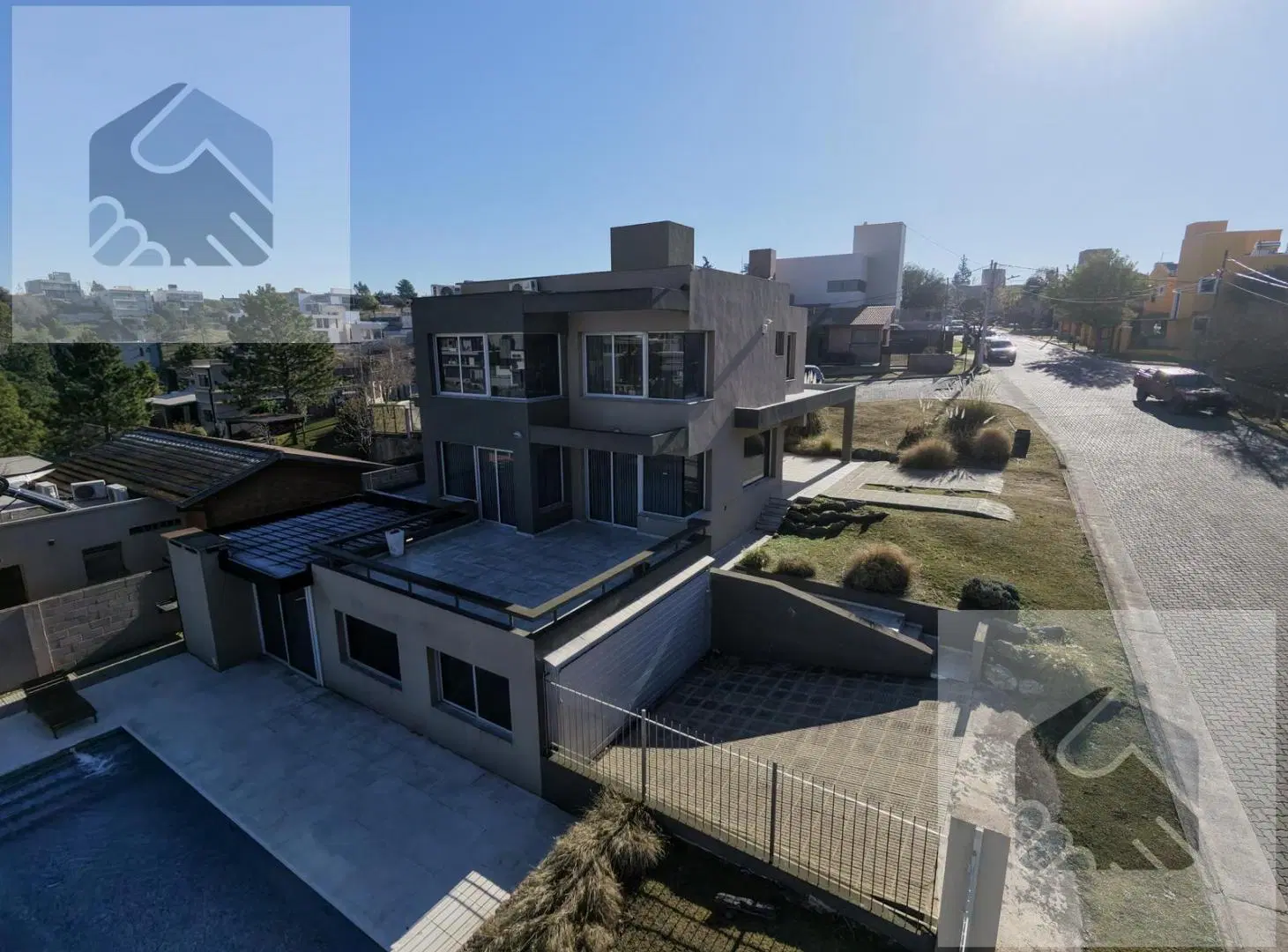 Casa en venta en Barrio Becciu con 3 dormitorios y pileta 3