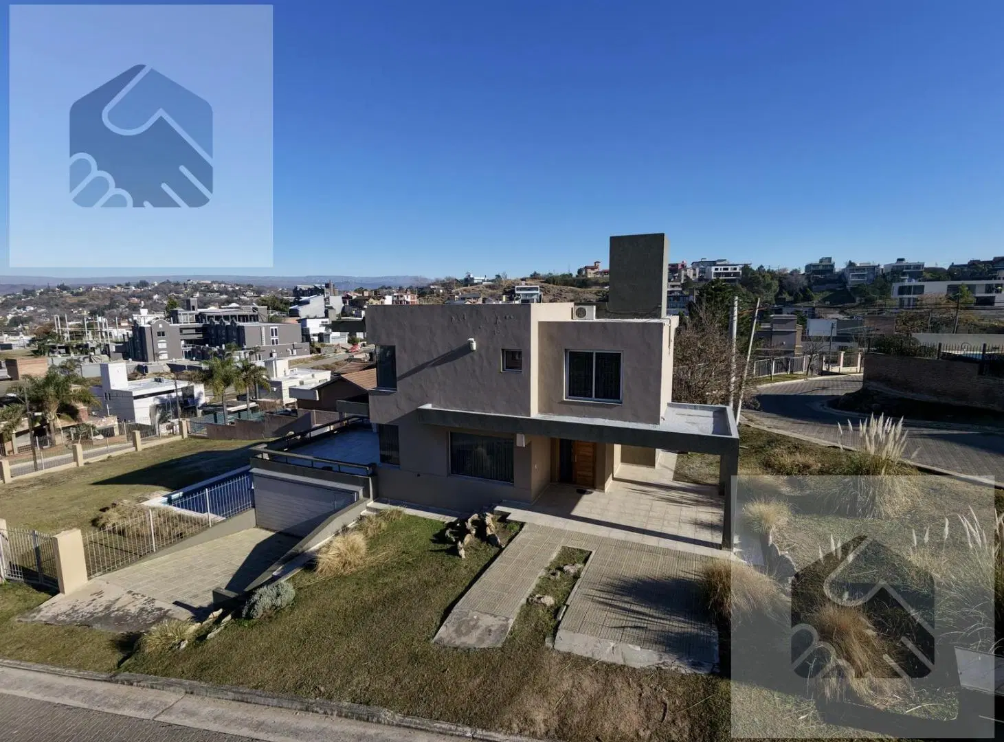 Casa en venta en Barrio Becciu con 3 dormitorios y pileta 8