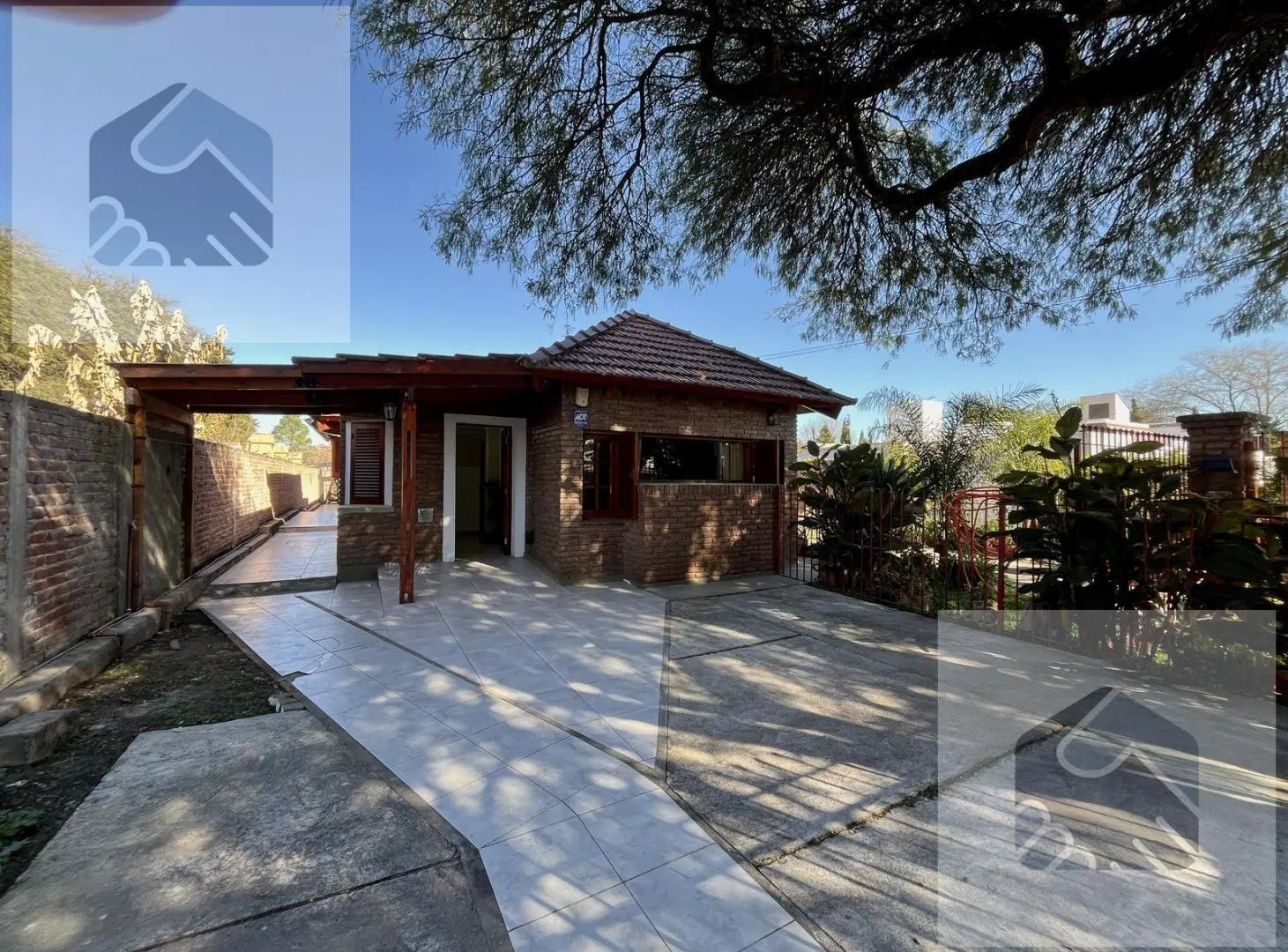 Casa en venta en Barrio Santa Rita con 4 dormitorios, jardin y pileta 1