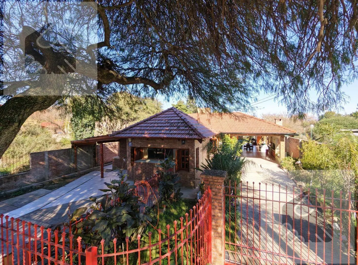 Casa en venta en Barrio Santa Rita con 4 dormitorios, jardin y pileta 3