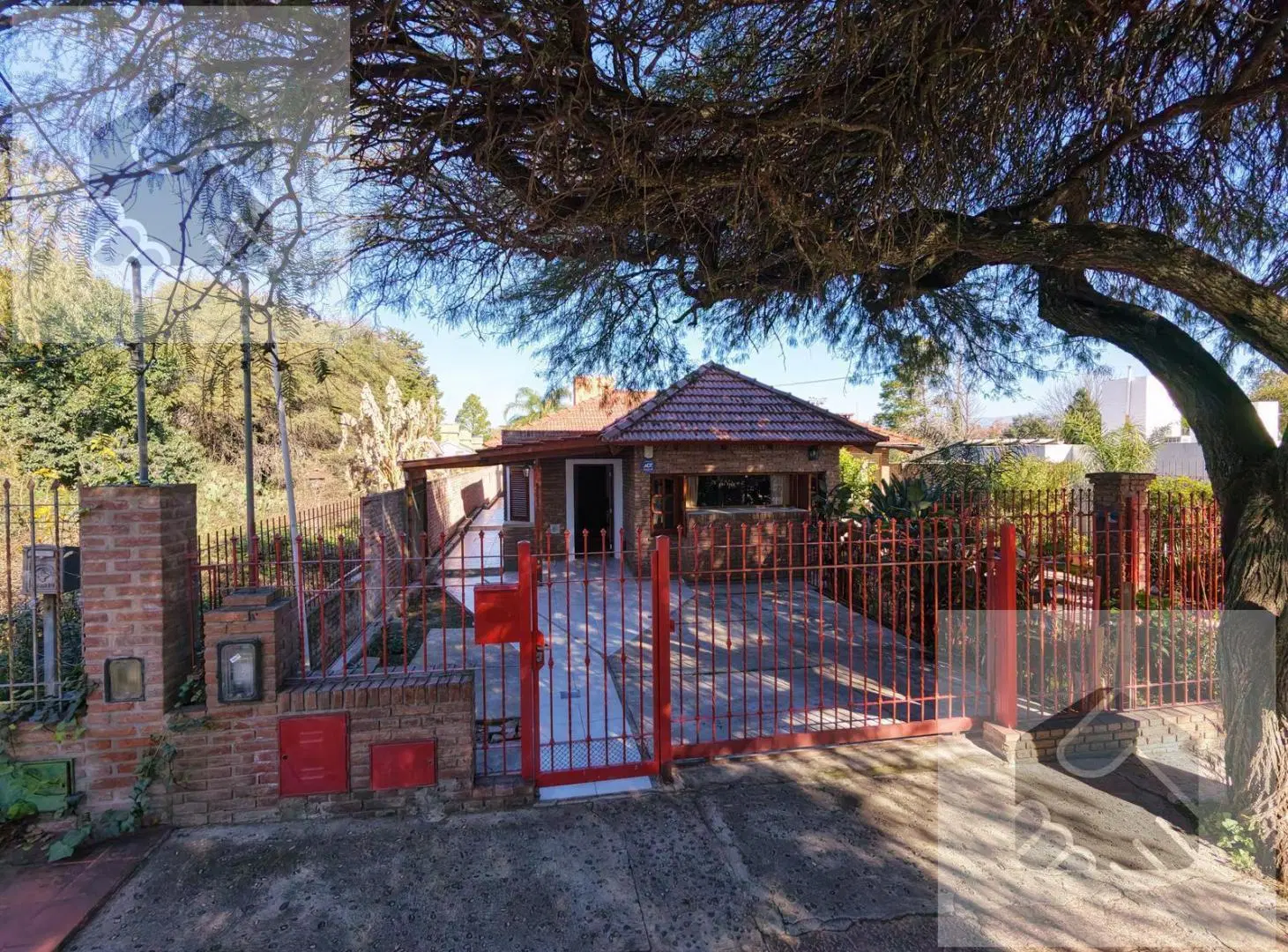 Casa en venta en Barrio Santa Rita con 4 dormitorios, jardin y pileta 4